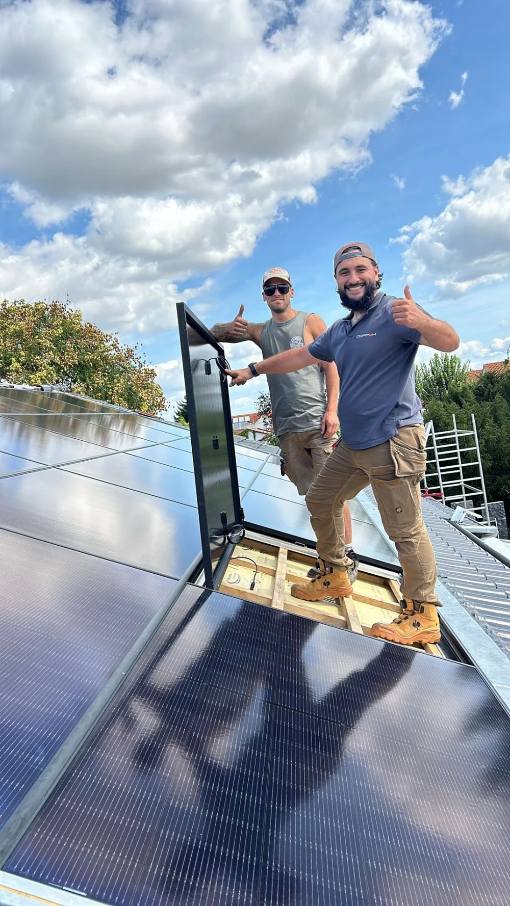 Zwei Personen in Arbeitskleidung bei einer COPPEN-Solarmontage