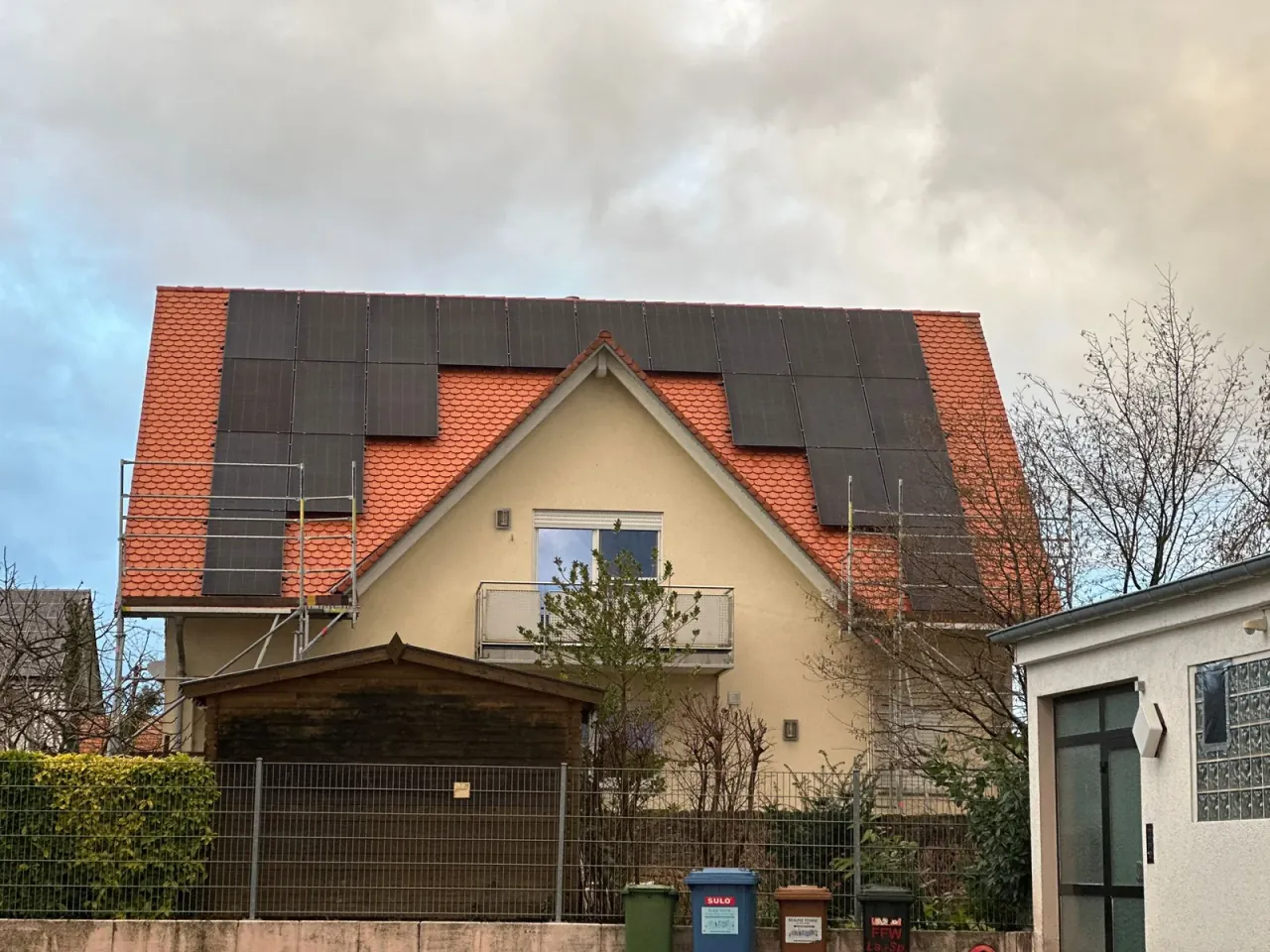 Vollschwarze Solarmodule auf einem roten Ziegeldach