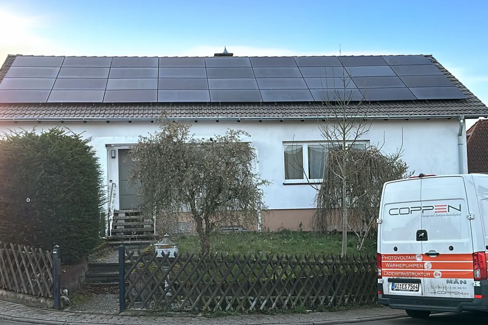COPPEN-Transporter vor einem Einfamilienhaus mit fertiger Solaranlage