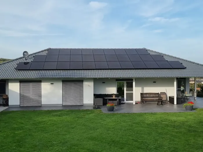 Bungalow mit Photovoltaik auf dem Walmdach