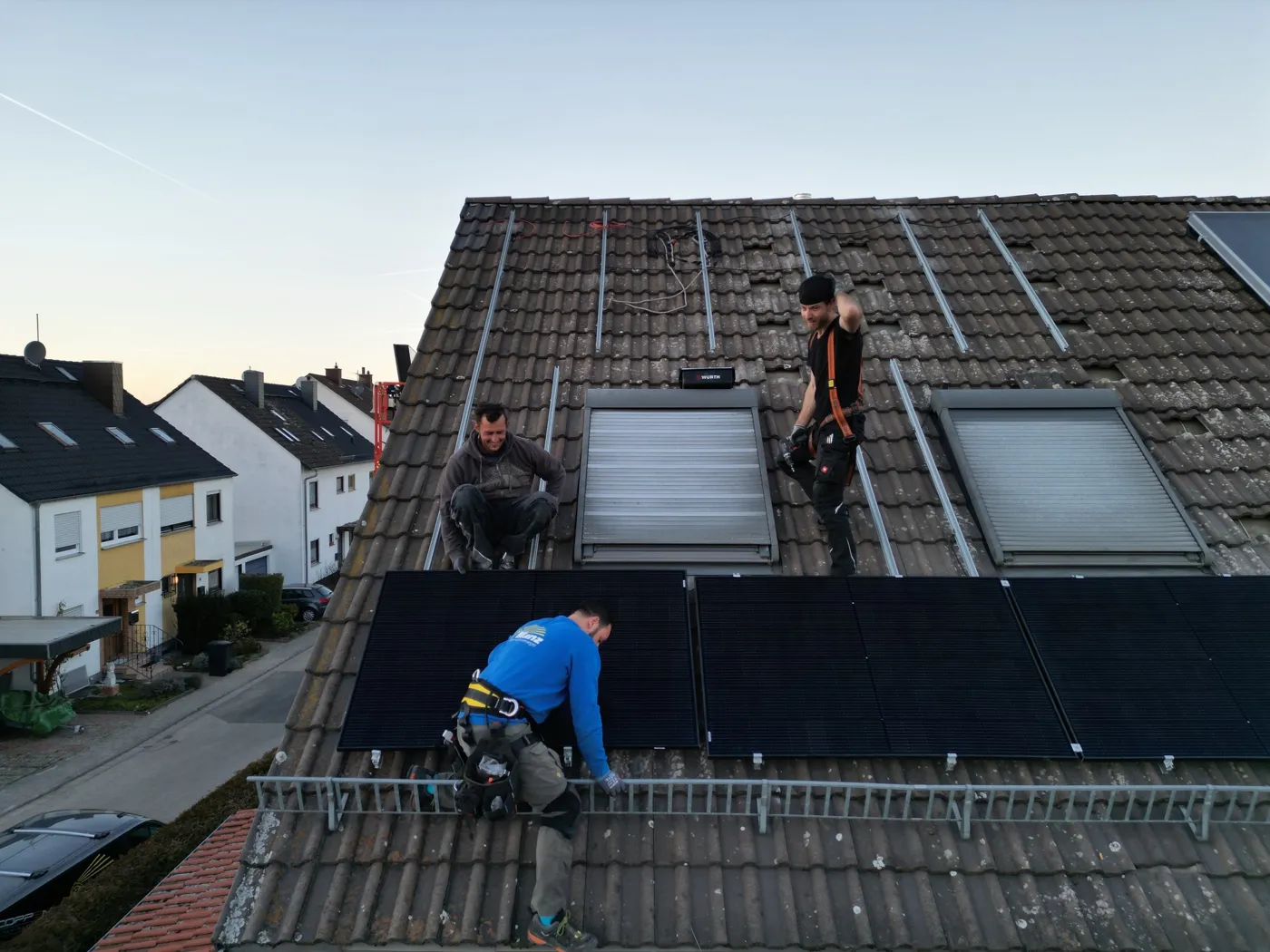 COPPEN-Monteure bei der Modulmontage auf einem Steildach