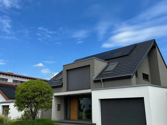 Modernes Haus mit dunklem Dach und Photovoltaik