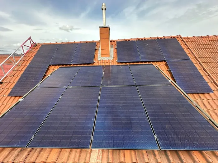 Rotes Ziegeldach mit schwarzer Photovoltaikanlage